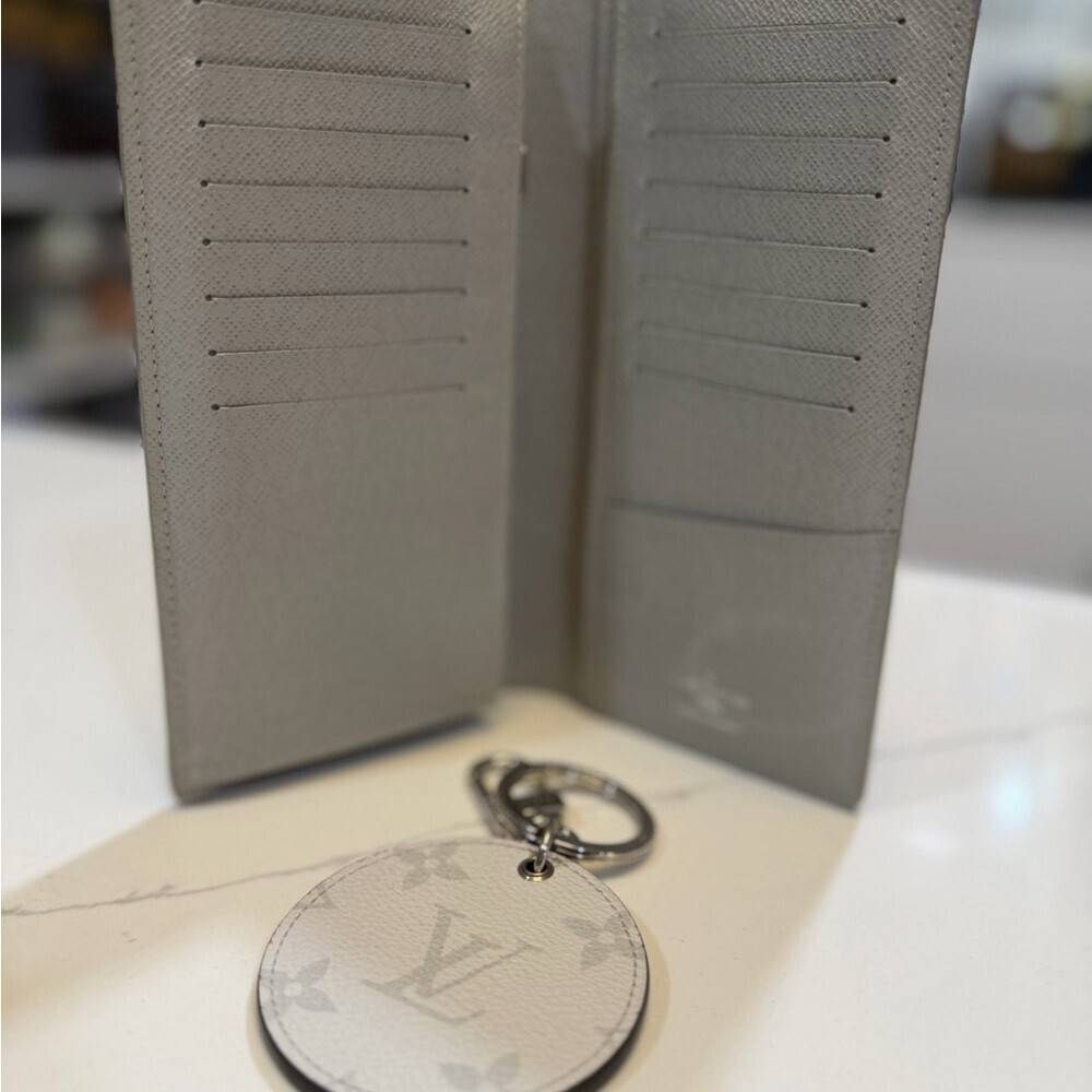 Louis Vuitton Brazza Monogram Logo White Wallet Limited Edition with Keychain! - Picture 4 of 10